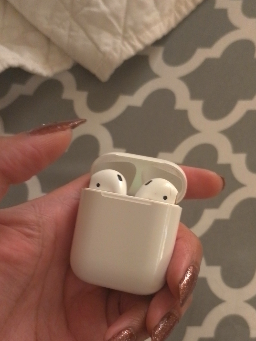 Apple Airpods 2nd Gen Like New- Good- Wireless Earbuds with Charging Case